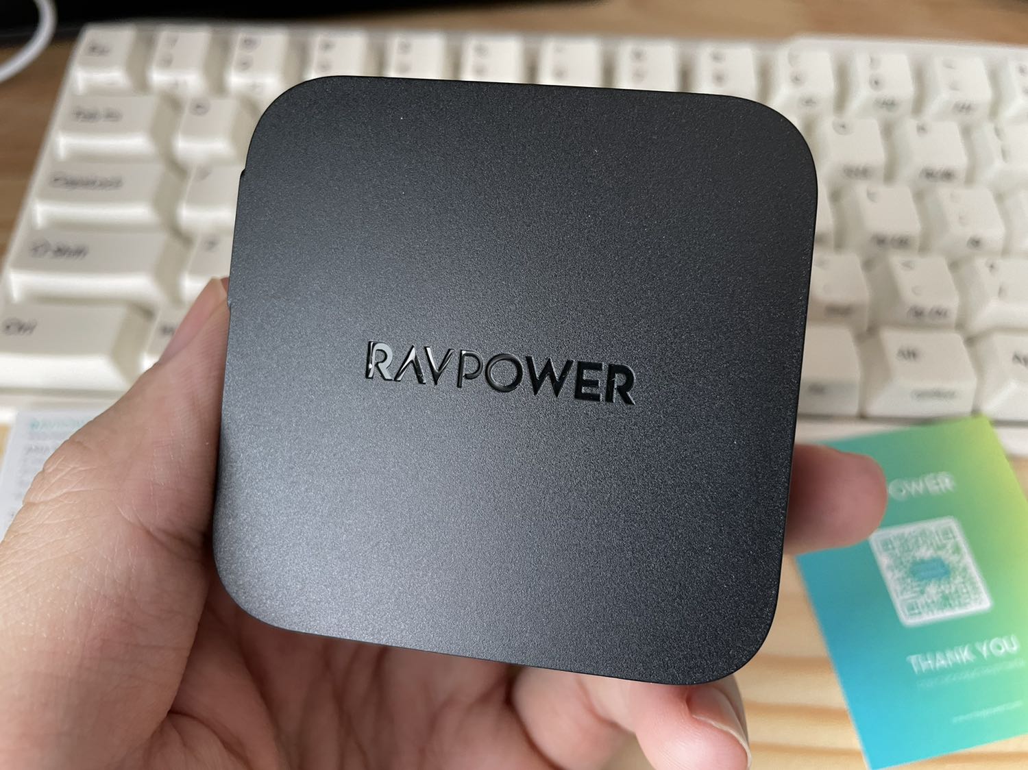 Sản phẩm làm bằng nhựa sần, hoàn thiện chắc chắn chứ không như các bạn khác nhận xét.
Nhỏ gọn nhưng cầm khá đầm tay. Chân gập chắc, đanh, cắm dính gọn vào ổ điện.
Rất đáng mua. Tikinow ship thần tốc.