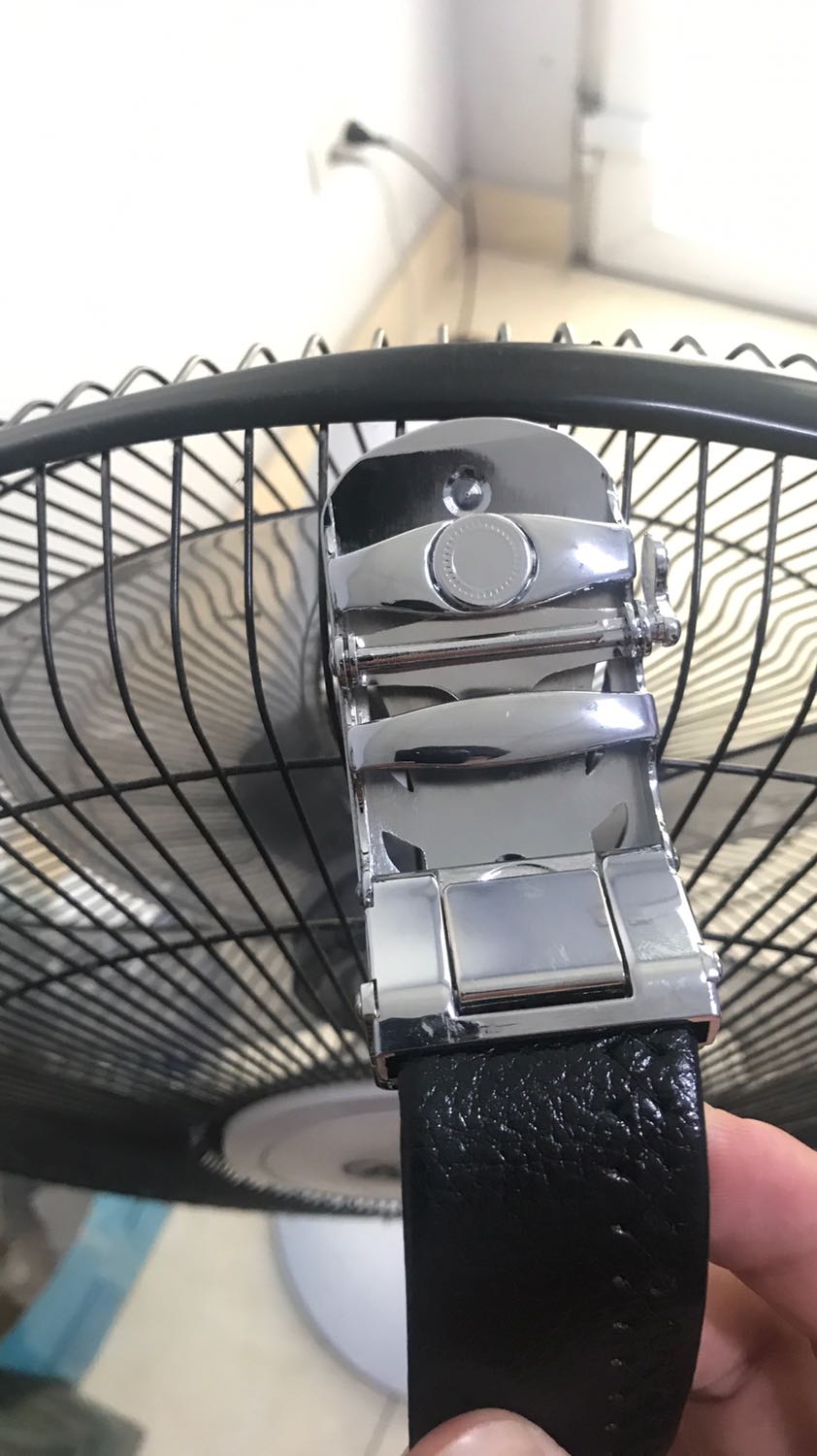 Thắt lưng thiết kế thời trang đẹp rất bắt mắt. Đẹp và chắc chắn. Dây da mềm đẹp và rất dài, da có độ bóng cao. Dây dài bụng mình bé nên phải cắt đi một đoạn. Dây mềm nên đeo cảm giác cũng dễ chịu, nó ôm sát theo bụng và cũng không tạo cảm giác khó chịu như một sốt thắt lưng có da bị cứng. Sản phẩm đẹp thiết kế hay cho shop 5 sao, sẽ tiếp tục ủng hộ shop khi có nhu cầu.