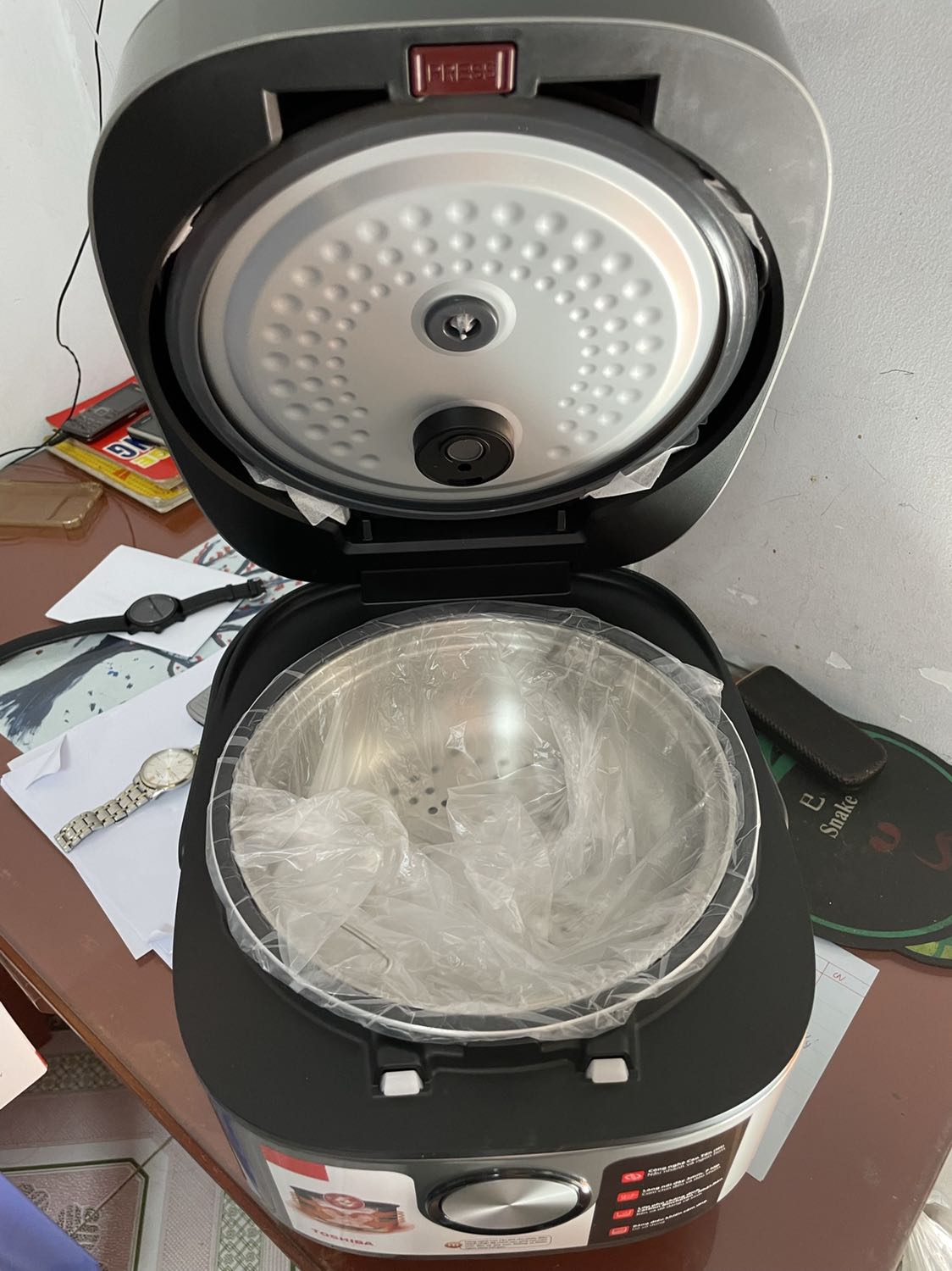 Nồi cơm nhìn bắt mắt và được đóng gói cẩn thận. Tuy nhiên, nhân viên giao hàng còn chưa được tốt khi giao tiếp với khách hàng.
Tôi vẫn đánh giá sản phẩm này 5 sao và hy vọng đội ngũ giao hàng cần chuyên nghiệp hơn.
Nồi cơm điện cao tần này có bền hay không thì phải xem một khoảng thời gian sử dụng nữa mới đánh giá được.