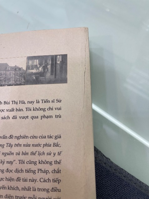 Đổi trả lần thứ 2 cuốn này rồi nhưng cũng chỉ khá hơn lần đầu 1 chút . Chất lượng sách vẫn chưa tốt 

Sách xuất bản năm 2024 mà còn tệ hơn những cuốn xuất bản lâu rồi . Đáy sách để lâu ngày lên kệ , đen và bẩn . Mình mua sách mới chứ đâu có mua sách cũ . 
Làm biếng trả lại lần nữa. Thôi chấp nhận .