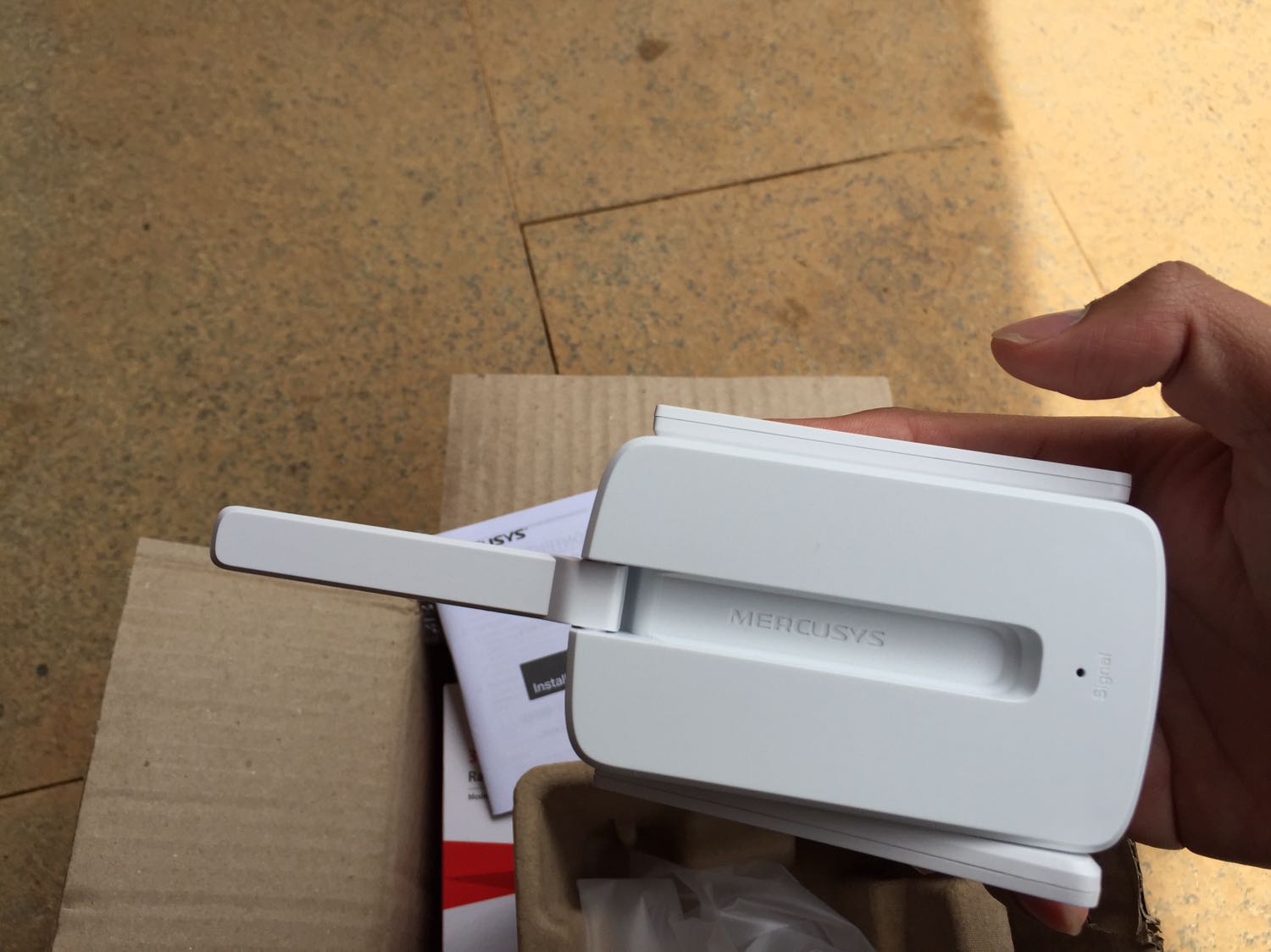 Sản phẩm đóng gói cẩn thận, hộp giấy bên ngày đơn vị vận chuyển làm móp nhưng ko sao sản phâm bên trong còn nguyên, mới nhận chưa sử dụng.