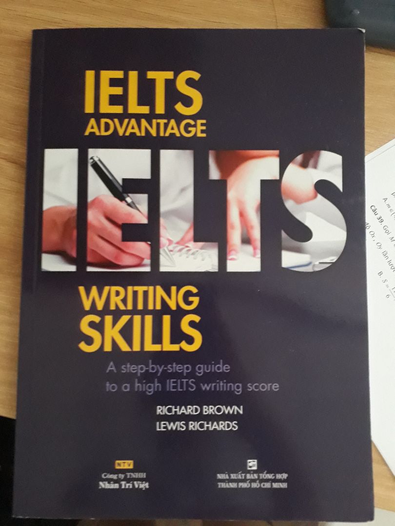 sách có đôi chỗ mép vs bìa ko ms lắm. Nhưng sách hay nên ko có vđề j nhiều. ❤❤❤ Recommend cho ai struggle vs writing nha. Sắp xếp dàn ý với ý tưởng khá là dễ hiểu và dễ thực hành, nhiều từ vựng hay để đạt band điểm 6.0-7.0+ :>