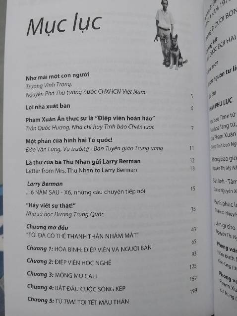 Từ một lần vô tình nghe về Cụ Phạm Xuân Ẩn trên series của Tuấn Tiền Tỉ đến bài phỏng vấn trên chương trình Người Đương Thời (mình nghe không dưới 10 lần) thì hiếm khi một người đàn ông, một nhân vật trong lịch sử Việt Nam đã cuốn hút mình mạnh mẽ đến thế. Và tác giả Larry Berman tiếp nối thêm trong quyển sách nhiều câu chuyện khác cùng nhiều ảnh chụp vô cùng quý giá về nhà tình báo vĩ đạo mà Việt Nam từng sản sinh ra. Mình dám chắc với bạn rằng nếu tìm hiểu về Phạm Xuân Ẩn, bạn sẽ yêu Việt Nam hơn rất nhiều và sẽ muốn tìm hiểu thêm nữa về lịch sử Nước nhà.