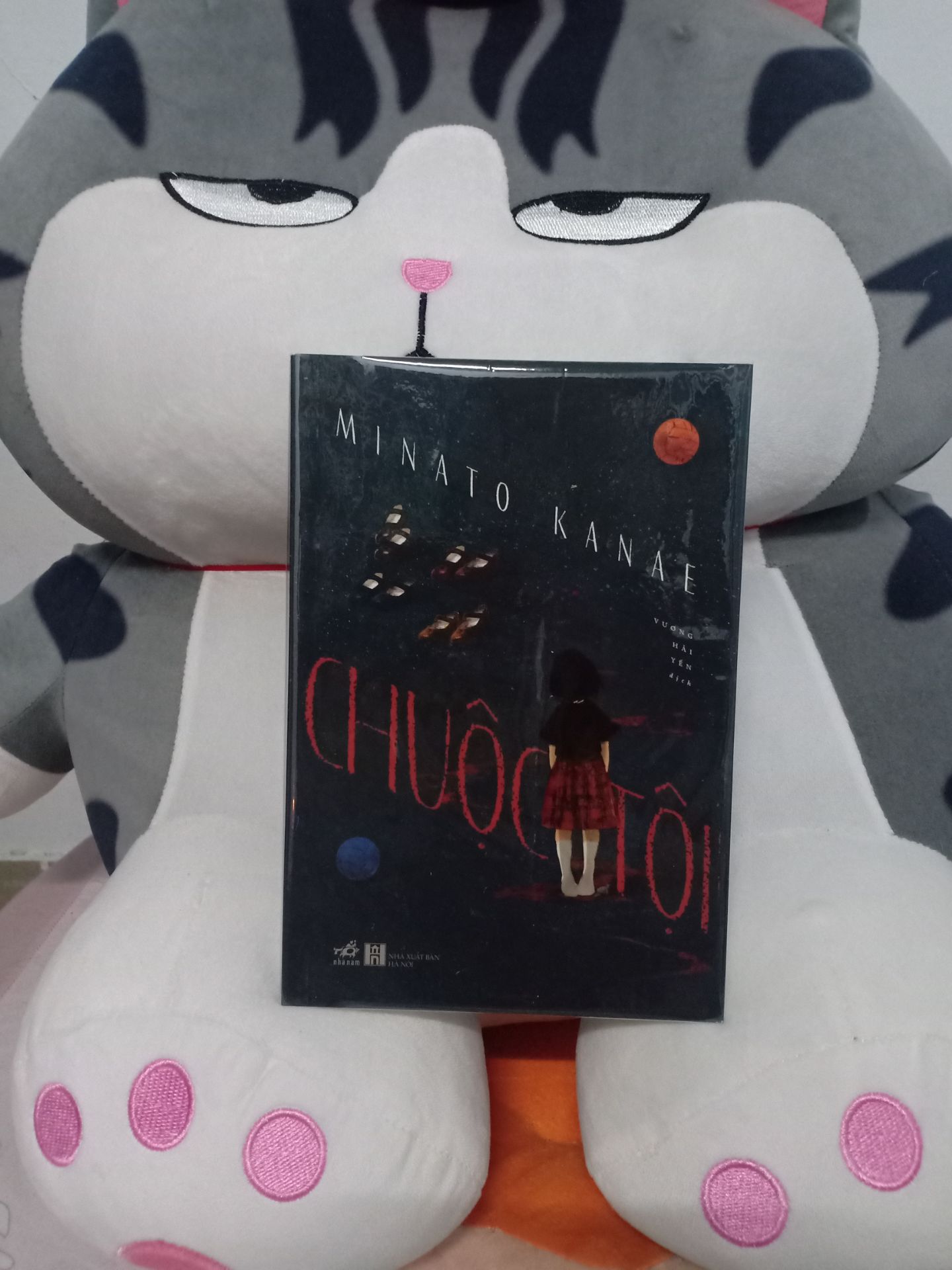 Muốn tìm hiểu thể loại mới nên mình mua đọc thử sách của Minato Kanae, bìa hơi u ám ^^! Sách mới, giấy tốt,.. Tiki đóng gói chu đáo, có bọc lớp giấy chống sốc, giao hàng siêu nhanh, 10 điểm :">