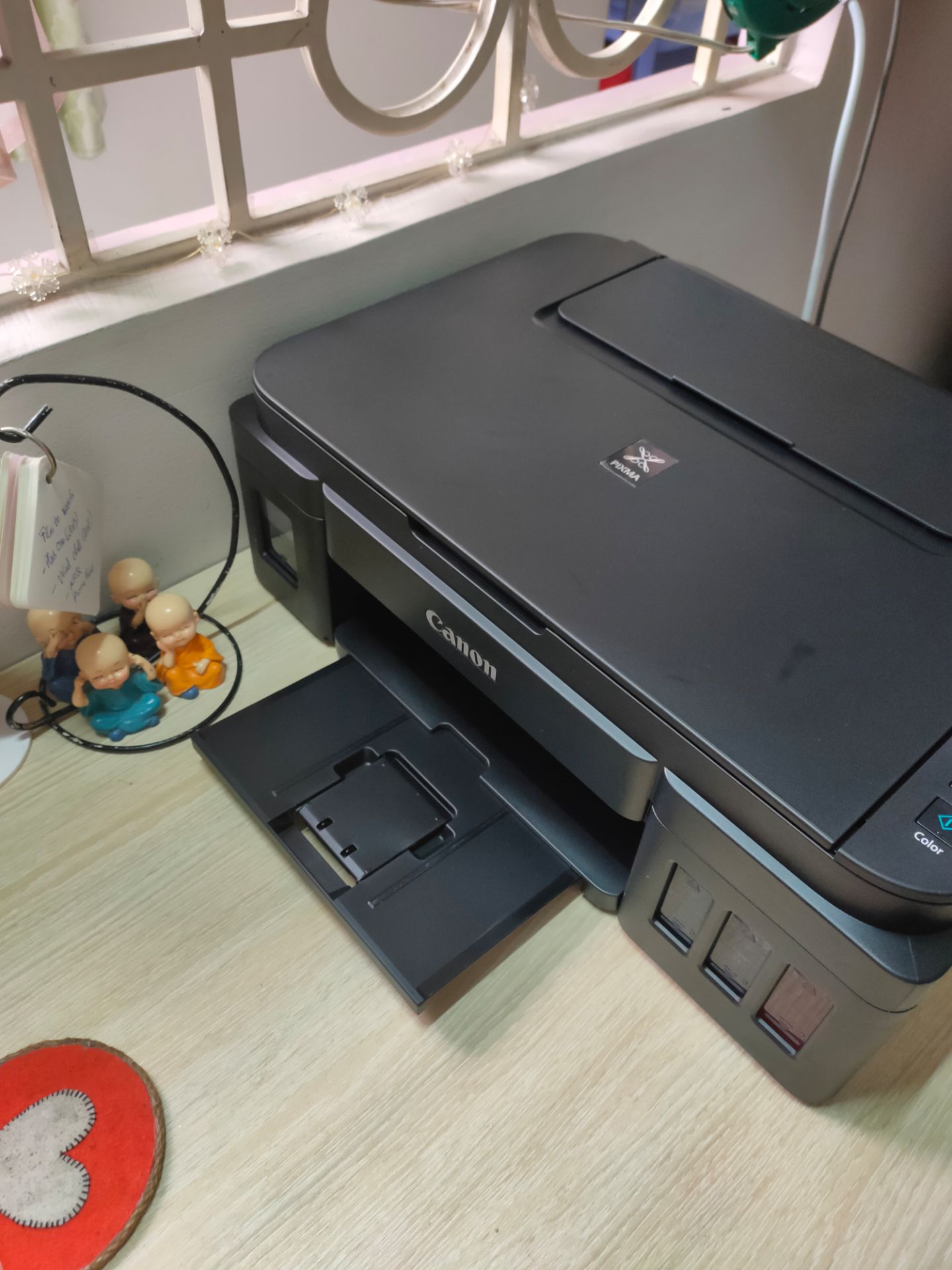 Máy to hơn mình tưởng nhưng ngoại hình đẹp. In màu khá ổn so với giá, photo màu hơi lệch nhưng cũng 8/10 so với bản gốc nhé. Scan cũng ok mình có scan thử tấm ảnh cũ của mẹ rồi in lại. Máy ko quá ồn, in màu hơi chậm. để xem dùng lâu thế nào ^^