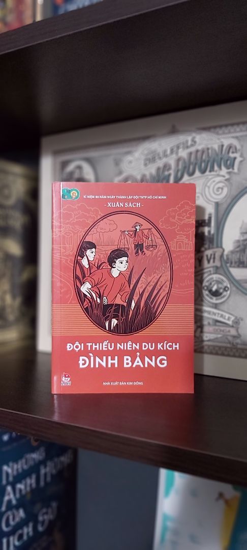 Mỗi mẩu chuyện là mỗi tấm gương, mỗi sự kiện lịch sử. Tác giả Tô Hoài ghi chép lại như một tư liệu quý giúp bạn đọc nhỏ tuổi hiểu thêm về truyền thống cách mạng của thiếu nhi Việt Nam trong những năm 1945 - 1950. 
Sách được bọc cẩn thận và giao nhanh. Dịch vụ Tiki thân thiện. Like!
