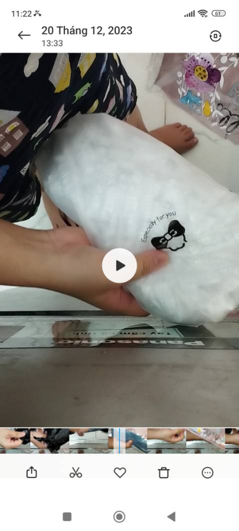 Shop để giá bán cho 100 cái màng bọc thực phẩm. Nhưng mình kiểm tra hàng đếm chỉ có 94 cái.
Nếu shop bán 94 cái thì cứ nói là 94 cái. Sao lại để số lượng là 100 cái.
Mặc dù số lượng thiếu không tới đâu. Nhưng nếu đi đơn nào cũng vậy thì khách hàng nào sẽ đánh giá đúng shop đây?
Mình đánh giá shop không kiểm tra hàng trước khi giao/không trung thực. Shop rút kinh nghiệm. Mình sẽ không quay lại đây để mua hàng. 
Đơn mua 3 mặt hàng mà shop cũng giao không đúng/không đủ hàng. Quá thất vọng!