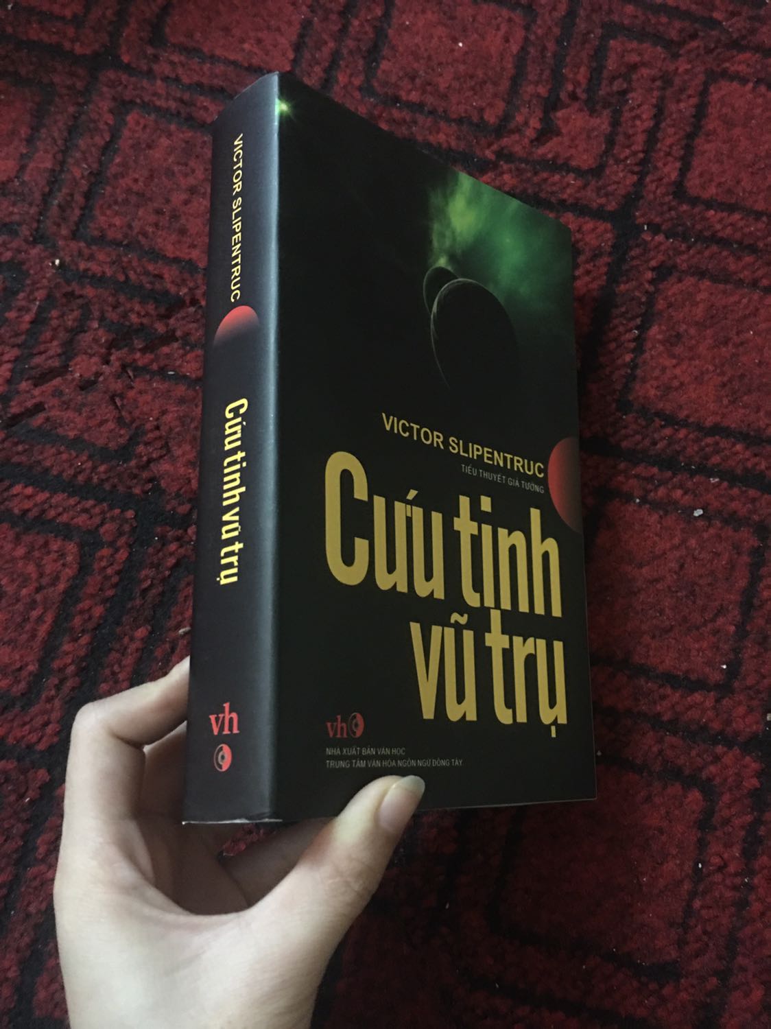 Sách nhìn chung khá là mới, nhưng mà mình không hiểu vì sao bìa áo lại phải dính vô như vậy :v tò mò bóc thử nhưng nó xấu quá :(((( nội dung thì mình chưa bàn tới vì chưa đọc :v mua vì sale rất sâu luôn! Sách nhìn chung khá là mới, nhưng mà mình không hiểu vì sao bìa áo lại phải dính vô như vậy :v tò mò bóc thử nhưng nó xấu quá :(((( nội dung thì mình chưa bàn tới vì chưa đọc :v mua vì sale rất sâu luôn!