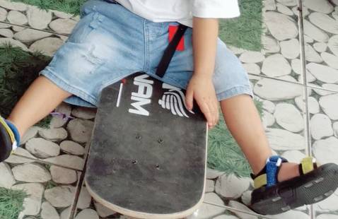 Giao hàng đúng mẫu, đóng gói kỹ, nhưng bề mặt ván trượt hơi nhám dễ bám bẩn.