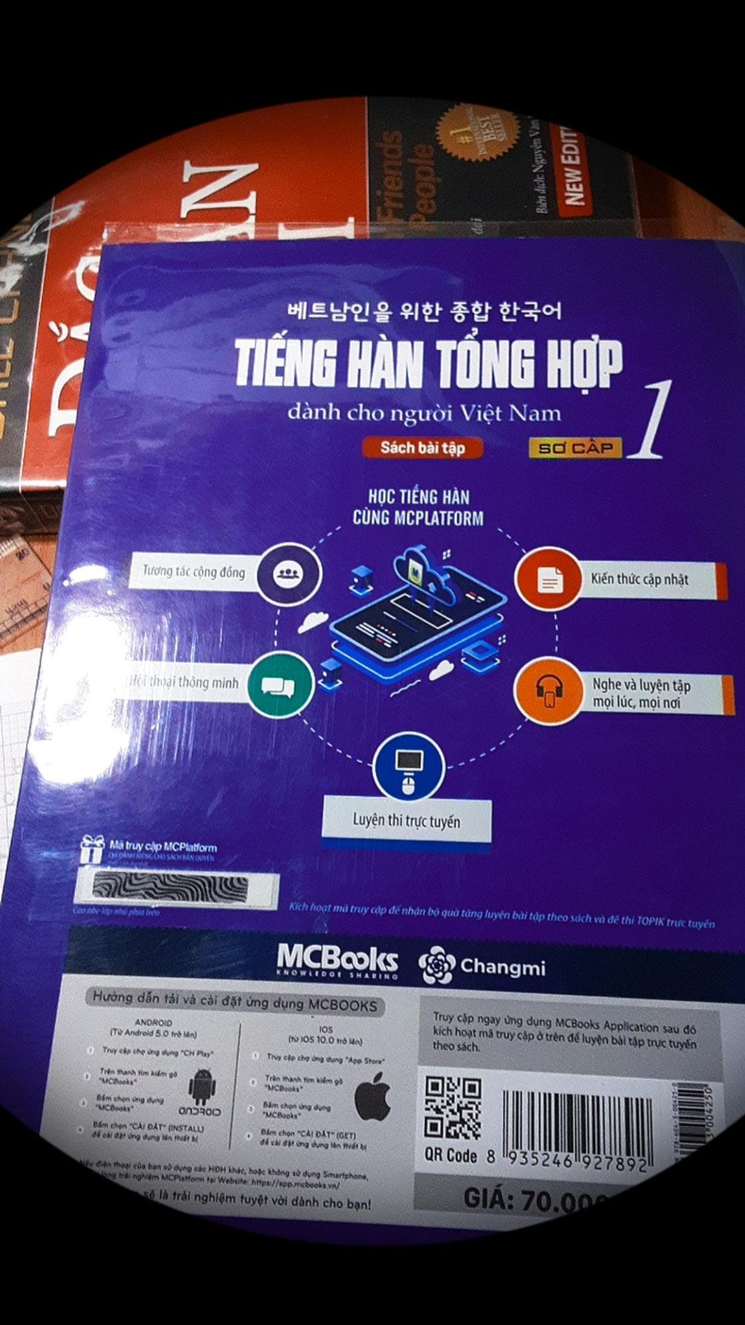 Tiếc vì không có bookcare phải mua thêm bao bì để bao lại cho đỡ trầy sách. Giao hàng không quá nhanh, shipper quạo dễ sợ. Đóng gói sơ sài, không có mút để quấn quanh hay lót sách. Chỉ để sách vào hộp là Xong =))