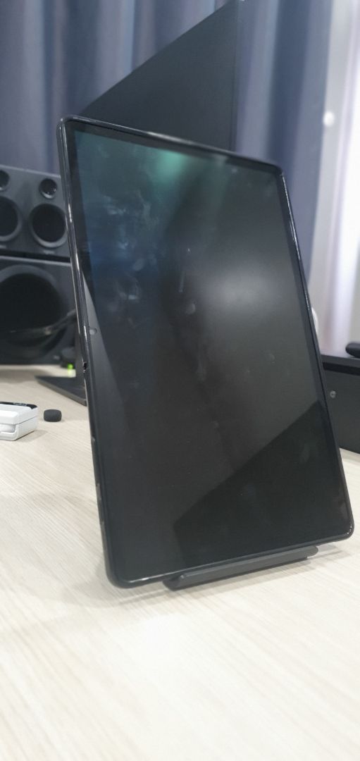 Mình dùng tablet Tab S8+ đặt lên giá đỡ theo chiều ngang dọc đều ok, khá vững, không thấy vấn đề gì.
Hài lòng!