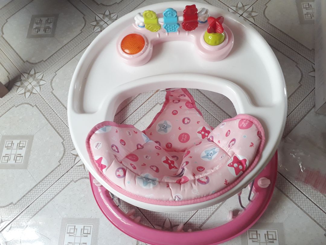 xe cứng cáp, dễ gấp gọn, đồ chơi đẹp bé rất thích, màu hồng tươi tắn khá đẹp,lúc mua 512k giờ giảm giá có hơn 400k...