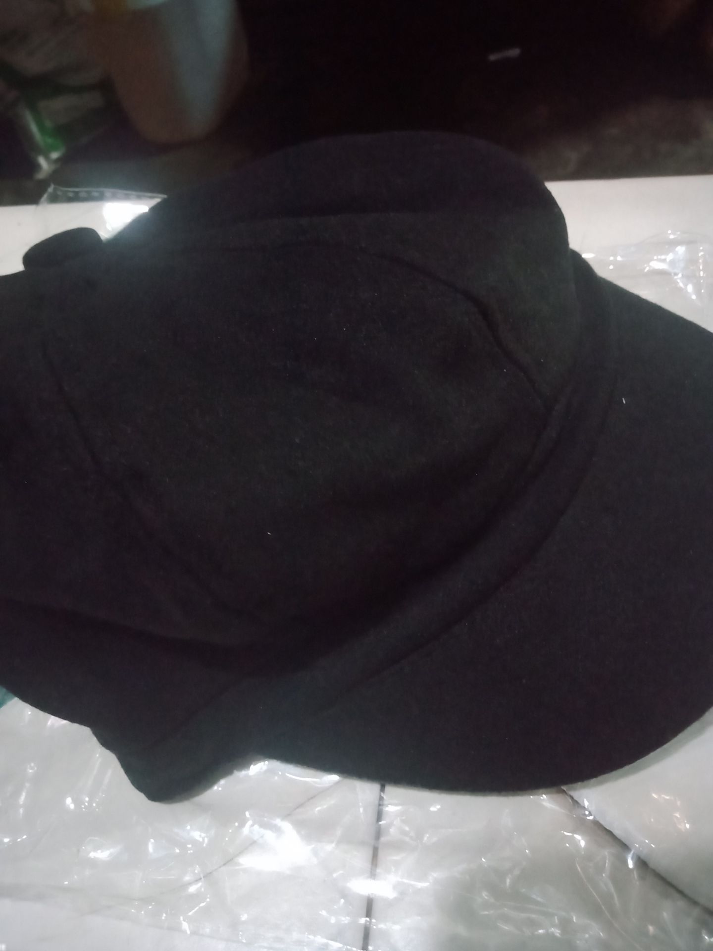 Nhìn bề ngoài thì tưởng nón rộng, to nhưng khi đội mũ lên thì vừa khít đầu luôn, có thun co giãn phía sau, giấu đuôi tóc vào trong cũng không sợ bay nón khi ra đường. Cám ơn shop và Tiki