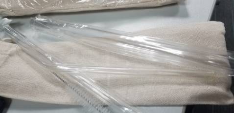 Sản phẩm trước đây (túi với dây màu trắng, bản to) và sản phẩm hiện nay. Ống thủy tinh và đồ lau chùi giống nhau, mỗi túi đựng không như lúc trước.