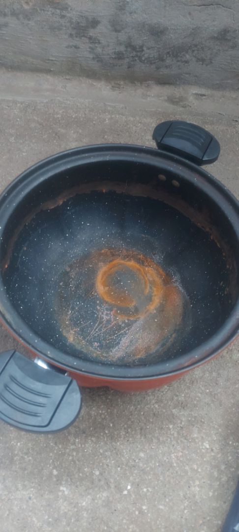 Nồi mỏng dính mà chốt cài còn ko chạm tới vung thì áp suất cái  gì trời .