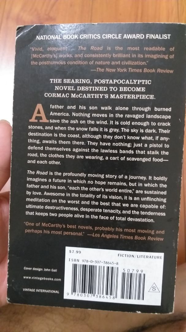 Review sau 1 tháng ngồi đọc của mình:
- Về hình thức: Bìa mềm, mỏng nên dễ bị nhàu, cũng không có điểm gì nổi bật về thiết kế bìa nhưg nếu xét đến chủ đề của sách thì mình thấy phong cách tối giản này là phù hợp; giấy cũng mỏng nên nếu dùng bút highlight để note sẽ bị; sách khổ nhỏ mass market nên giá rẻ và cầm đọc ở nơi công cộng là vừa tiện (nhưng theo mình thì đây là cuốn sách chỉ nên đọc ở nhà trong yên tĩnh là hợp lý nhất)

- Về nội dung: đây là một câu chuyện rất nặng nề và dữ dội nhưng cũng cảm động vô cùng. Một câu chuyện về tình cha con đầm ấm, cả hai phải dựa vào nhau để cùng vượt lên những khó khăn của hoàn cảnh sống khắc nghiệt trong một thế giới hậu tận thế. Mặc dù nội dung khá tăm tối với những cảnh vật ảm đạm luôn chìm trong khói lửa và sự tàn bạo của con người trong sự bần cùng, nhưng tác giả Cormac vẫn điểm vào đó những điểm sáng của cuộc sống giản dị của hai cha con như muốn nhen nhói hi vọng cho những nhân vật cũng như cho người đọc. Một quyển sách rất đáng đọc, xứng đáng với các lời phê bình.

Nhiều câu văn vô cùng cảm động mà khi mình đọc vẫn cảm thấy chạnh lòng vì cách dùng từ của nhà văn vô cùng uyển chuyển. Cormac cũng là một bậc thầy của mô tả cảnh trí và thiên nhiên nên khi đọc bạn có thể hình dung rất chi tiết khung cảnh mà nhân vật của ông đang trải qua. Nhiều câu liên quan tới vấn đề nhân sinh hay tôn giáo cũng khá phức tạp và đa nghĩa (cái này mình phải tham khảo trên mạng mới hiểu hết đc) mà mình nghĩ sẽ khiến nhiều người khó hiểu và hập hững khi không hiểu được hết ý. Một số từ viết thu gọn (vd don't, can't) sẽ không có dấu nháy (theo mình thì tác giả có ý đồ trong việc này). Lượng từ mới cũng là khá nhiều. Về tổng quát thì mình có thể nói thì đây là một quyển sách tương đối khá đọc. Bạn nào mới bắt đầu học tiếng anh thì nên cân nhắc trc khi đọc nhá