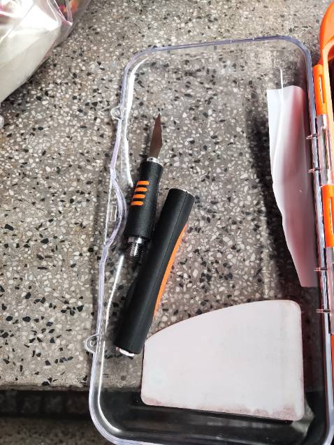 Chất lượng tương đối kém, cây nhỏ vừa thay lưỡi xong không gắn vào được nữa do hư răng, chưa dùng luôn, màu chữ in vừa chà qua là nhoè chứng tỏ chất lượng quá kém. Đã sử dụng thử và hoàn toàn không dùng được lưỡi dao quá mỏng yếu như đồ chơi vậy thì lấy gì điêu khắc