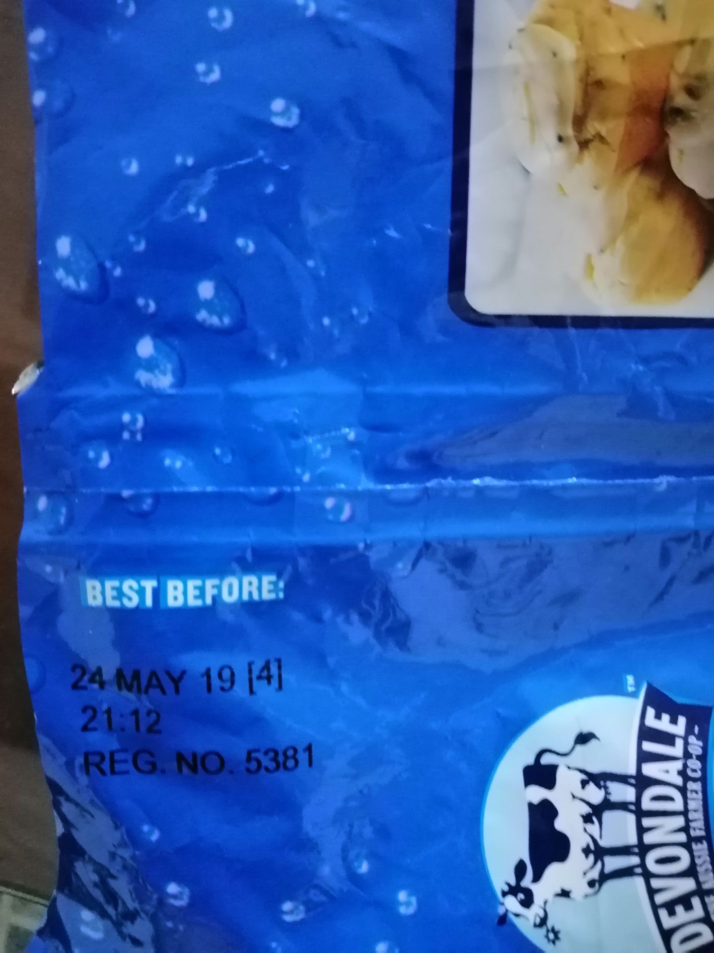 Mình mua 5 bịch sữa ngày 15/07/2019 (tiki tách làm 2 bill do hàng ở 2 nơi khác nhau: 1 bill 3 túi, 1 bill 2 túi), lúc nhận hàng mình không kiểm tra HSD (do trước giờ mình hay mua sữa của Tiki nên tin tưởng). Cách đây vài ngày dì mình mở 1 túi thì phát hiện sữa bị vàng đậm, không tan. Hôm nay,  14/08/219, mẹ mình mở thêm 1 túi thì cũng thấy sữa vàng đậm, không tan. Lúc này mình mới kiểm tra thì thấy HSD túi vừ mở là 24/05/2019. Như vậy trong 5 túi tiki giao có 2 túi bị QUÁ HẠN SỬ DỤNG. 3 túi còn lại hsd đến 5/2020. Đề nghị tiki giải quyết cho mình vấn đề này.