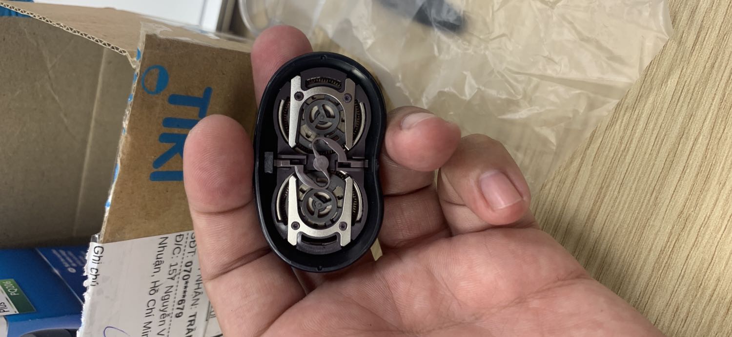 Sản phẩm mới nhận, mở ra *** chạy được cỡ 10 giây thì 1 bên dao cạo ko hoạt động nữa, bên còn lại thì chạy nhưng âm thanh rất to. Đề nghị đổi hàng gấp.