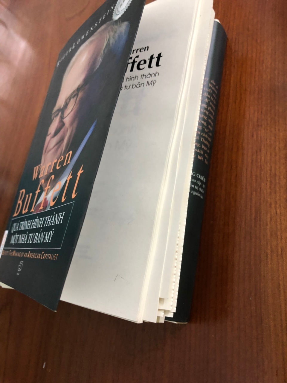 Theo thói quan, nhận được sách là mình ký tên. Ký tên xong lật vài trang thì sách bung ra rơi lã chã. Mình tin tưởng Tiki đã kiểm tra chất lượng rồi mới giao. Thất vọng ghê!
Gọi call-center thì trả lời vô cảm: ký tên vào sách rồi thì thôi không có hỗ trợ. Mình có thể tự mua sách mới nhưng cách trả lời thế thì không chấp nhận được.
Mình yêu cầu gặp cấp quản lý để góp ý thì nói quản lý bận, sẽ gọi lại trong ngày. Đợi hết ngày mà không gọi nên mình mới viết mấy dòng này.