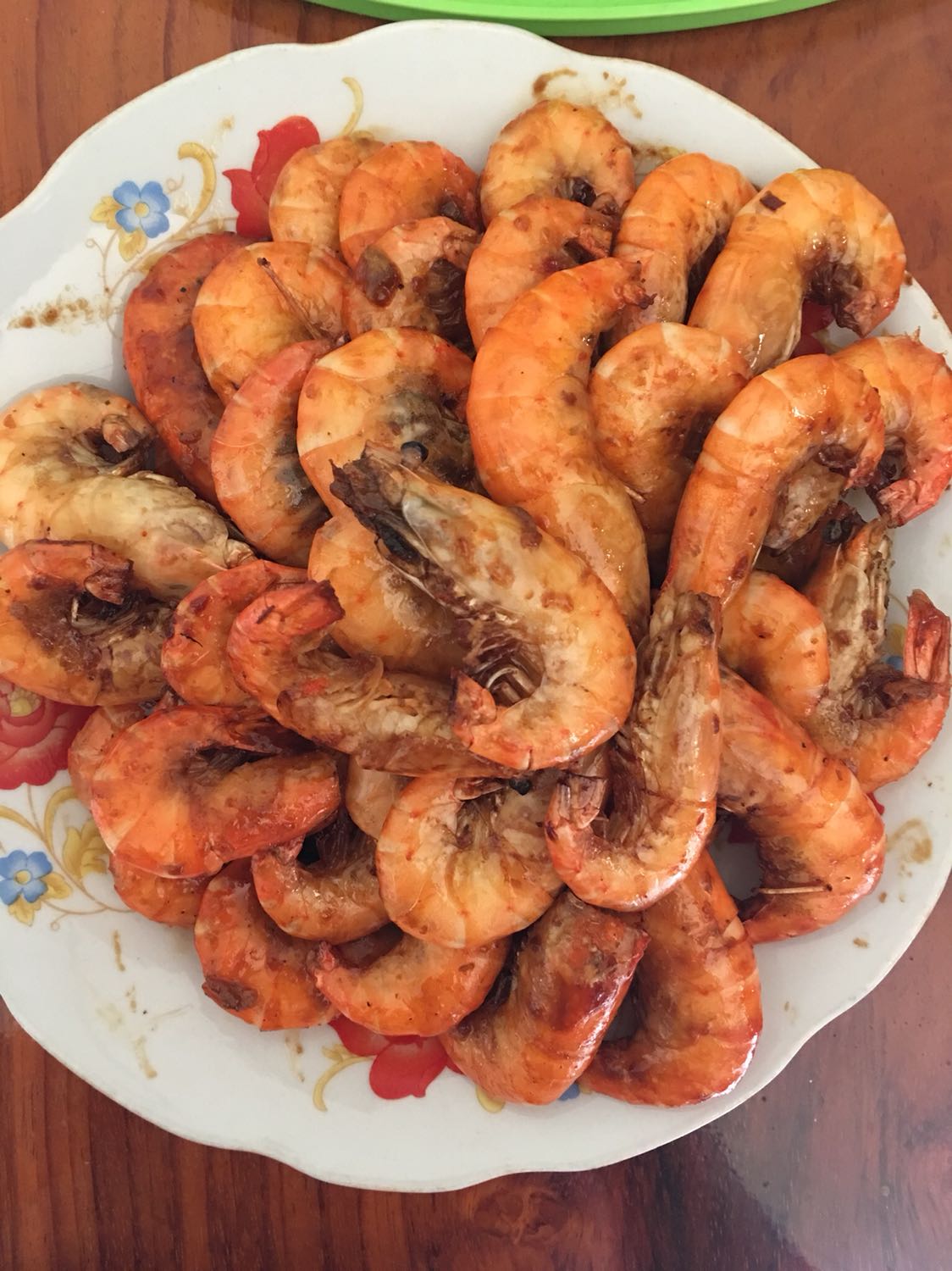 Giao hàng nhanh lắm, đóng gói kĩ càng, nồi chiên phù hợp dành cho 4-5 người. Chỉ có điều là lau chùi hơi mất thời gian tí thôi ạ. Vì dầu nó văng lên trên quạt gió, nên mình phải lau ở bên trong cho không bị dơ. Đồ ăn làm ra nhìn ngon.