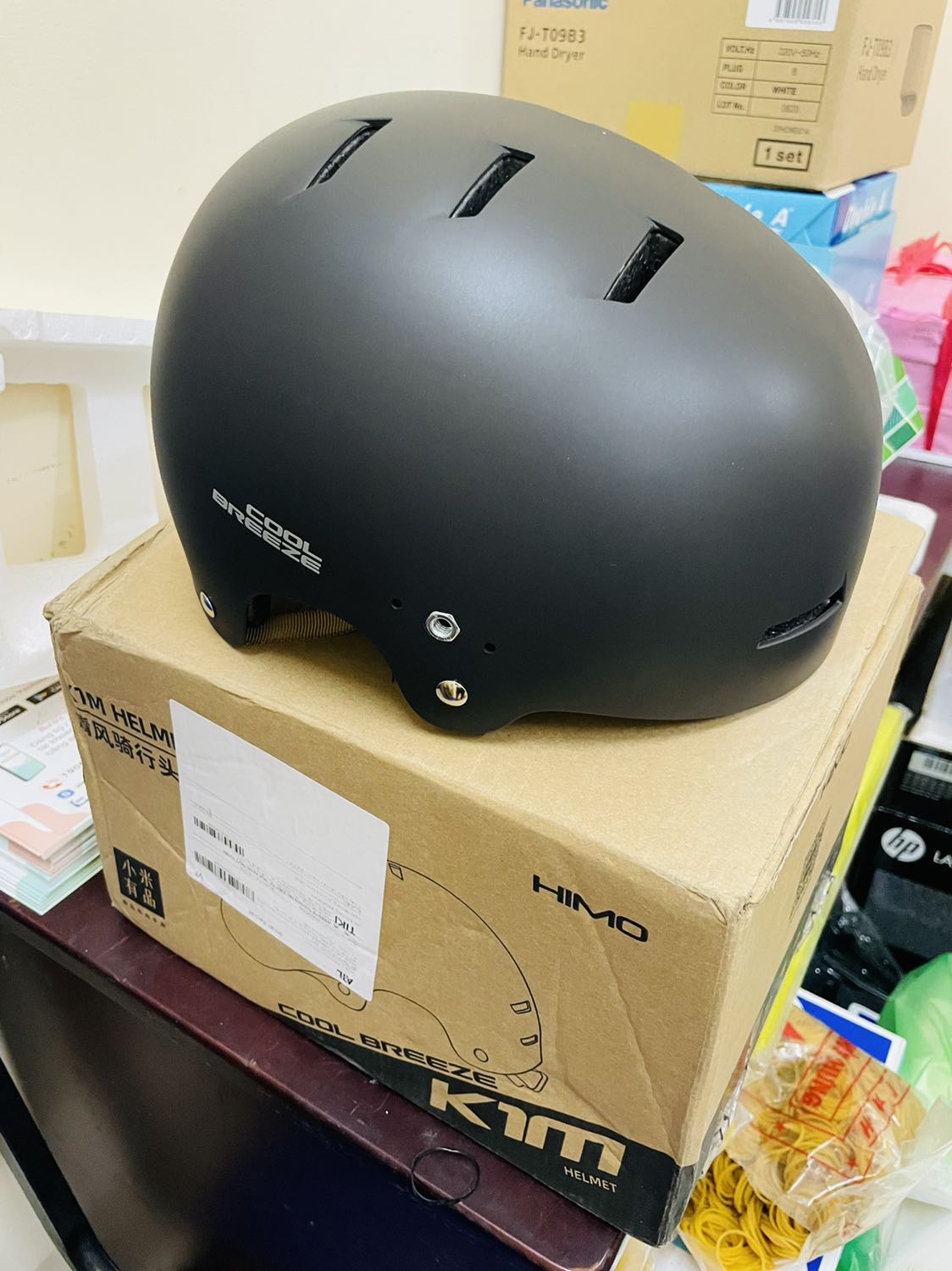 Đặt mua màu xám. Mà giao hàng mũ màu đen!!! Rồi khi chụp hình lại lên màu xám!!! Màu ko giống hình nhưng cũng ổn. Nới rộng hết cỡ vẫn hơi chật tí. Hàng quốc tế giao hơi lâu.