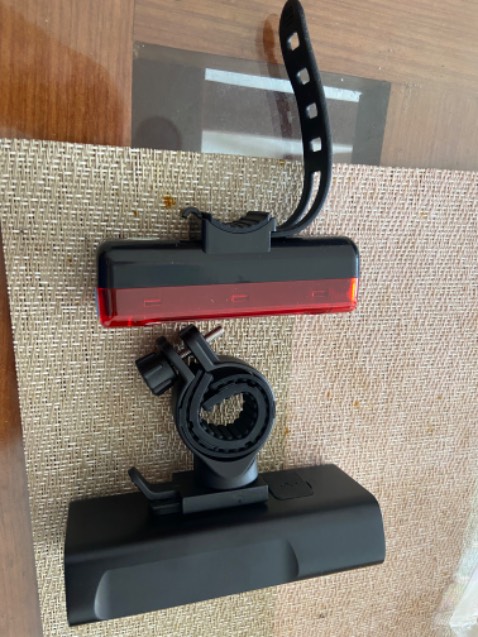 Cứng cáp và khá chắc chắn
Có 3 chế độ đèn và sáng tốt
Giao hàng đúng hẹn