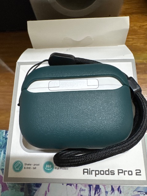 Case vừa khít, đóng chắc chắn, nhựa hơi cứng màu sắc đẹp. Các lỗ để sạc cũng vừa vặn.