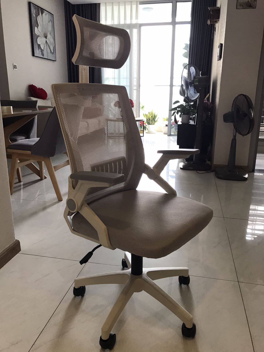 Ghế đóng gói cẩn thận, đảm bảo chất lượng và được giao sớm 1 ngày so với dự kiến khi đặt hàng. Ghế giao đúng mẫu mã yêu cầu và đủ chi tiết linh kiện để tự lắp, tuy nhiên không có bản hướng dẫn lắp nên với khách hàng không rành kỹ thuật hoặc nữ dễ gặp khó khâu này. Cửa hàng có ghi *** để khách hàng liên lạc khi cần hỗ trợ trong khâu lắp ghế, song tốt nhất là có bản hướng dẫn cho khách hàng. Sau 2 ngày sử dụng ghế ngồi chắc chắc và thoải mái.