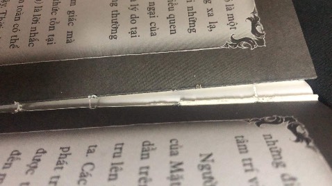 Mới lật lần đầu tiên đã bong gáy.
Giao hàng nhanh.