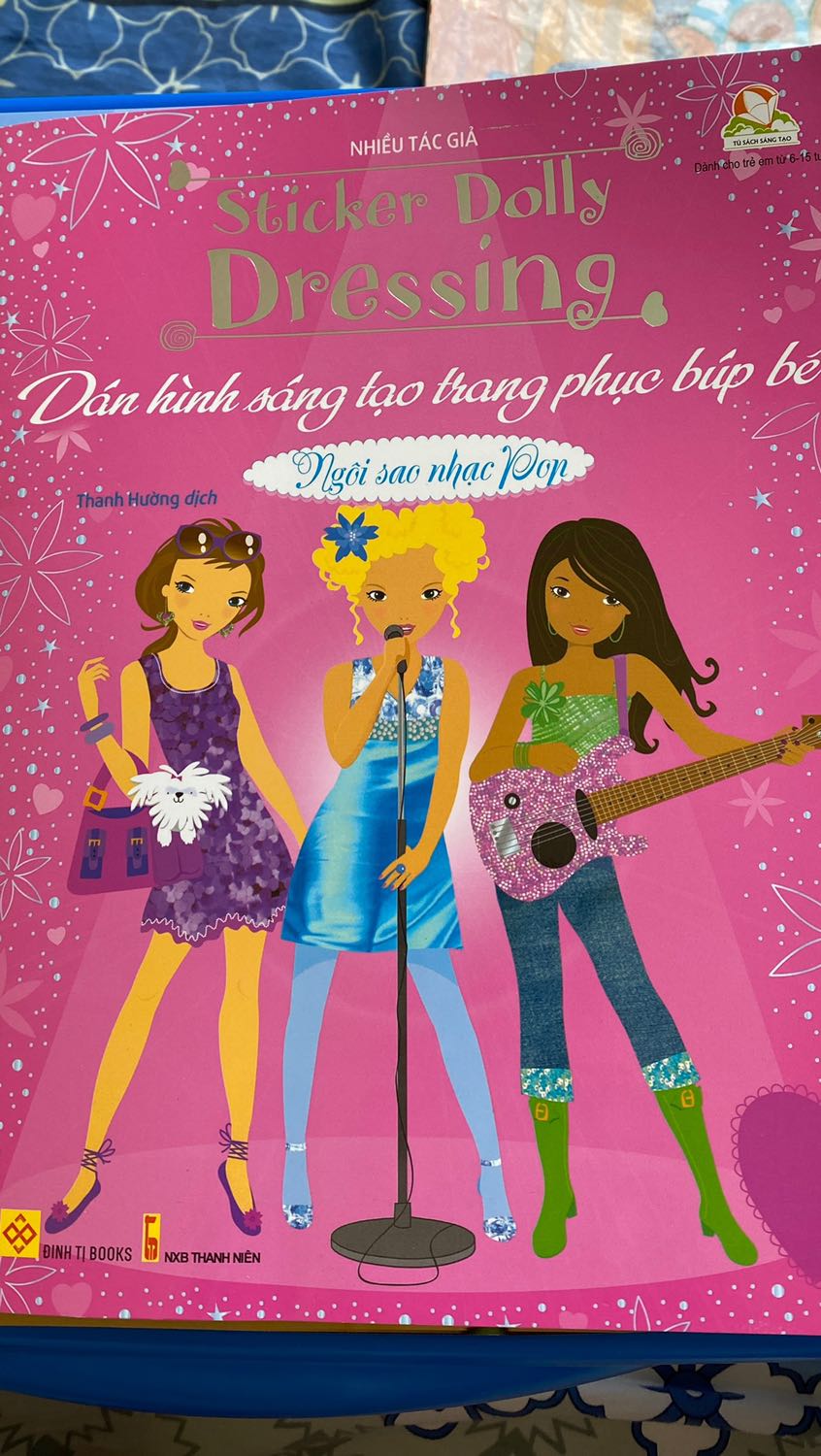 Các miếng dán cắt rất ẩu và đường cắt bị dính rất nhiều, khi lấy ra món đồ thường méo hoặc ko nguyên vẹn, dán lên rất xấu
Chất liệu giấy khi bóc ra thì mỏng và quá dính, nên chỉ mặc dc đúng 1 bộ chứ ko thể bóc ra mặc bộ khác cho búp bê, vì bóc ra là rách luôn cả búp bê
Chất lượng sp quá kém so với giá 79k