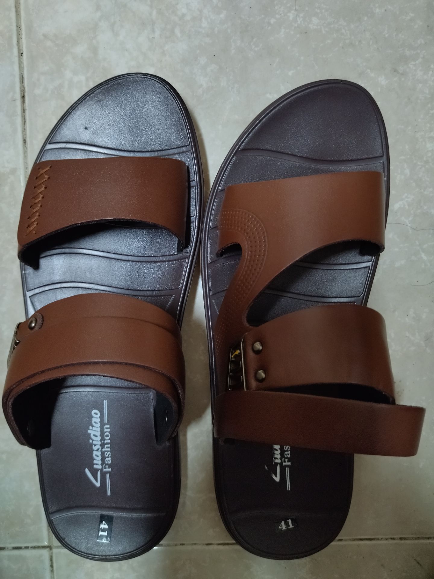 giao hàng nhanh, nhìn cũng gần 90% quảng cáo. đặt số 41, giao hàng ghi 41 nhưng mang ko được, khi đo với đôi 41 mua cùng thì nhỏ hơn 1 size. chất lượng thì chưa biết. không biết làm sao đổi được.