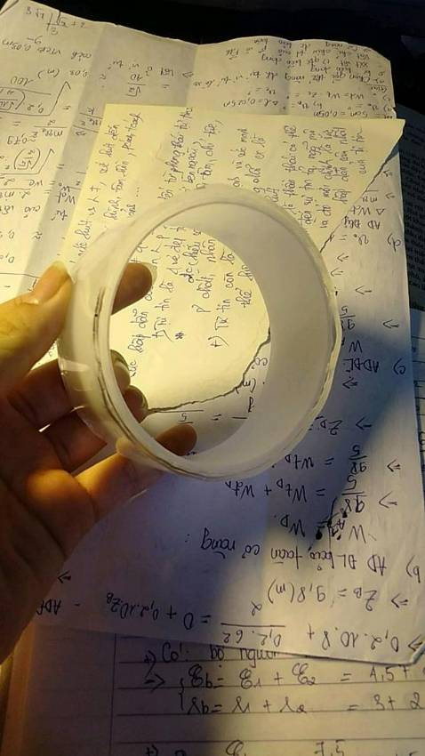 Mình mua để dán ảnh trang trí các thứ thôi, nhìn vậy nhưng dùng cũng đc nhiều lắm, dán mọi thứ rồi mà vẫn chưa hết. Dễ bóc, dính cũng khá chắc mình dán thử trong nhà tắm có nước mà vẫn dính rất chắc nhaa. Giao hàng hơi lâu xíu nhưk mà rất đáng mua à nha