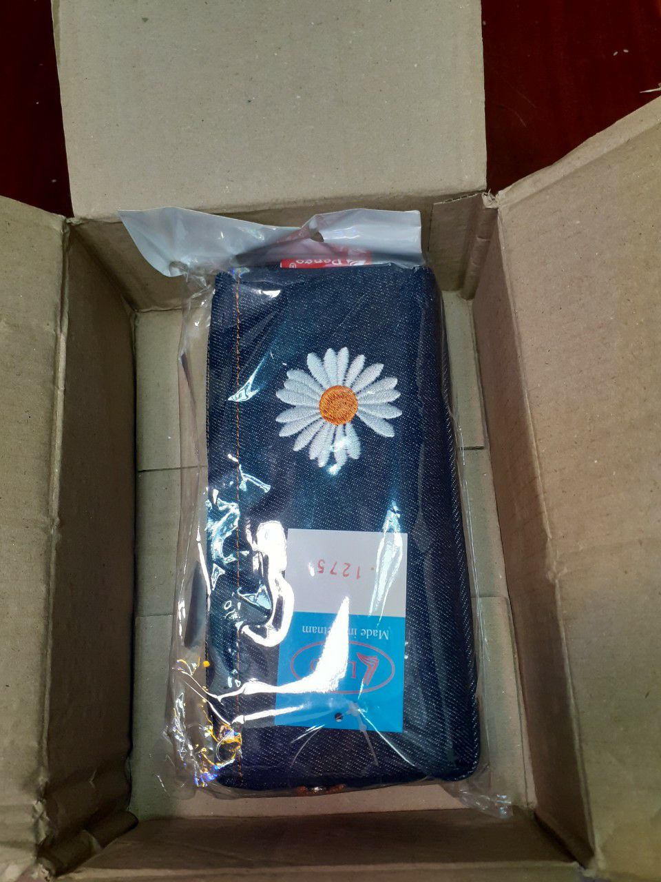 xin chào! mình đã mua 1 sp rồi. thấy rất chắc chắn và tốt. vì bóp định hình nên để dựng cụ học tập dễ dàng và thuận tiện. tuy nhiên, lần này đặt cho con trai mà lại ra sp hình bông hoa. nếu dc Tiki hay nhà cung cấp sp nên có lựa chọn nam hoặc nữ (Dù sp giao màu ngẫu nhiên nhưng nếu con trai mà giao bông hoa thì làm sao mà sử dụng dc. Lần trc cũng bông hoa mẹ lấy sử dụng rồi. Nên mong Tiki hỗ trợ đổi hàng để bạn trai sử dụng dc. xin cám ơn.