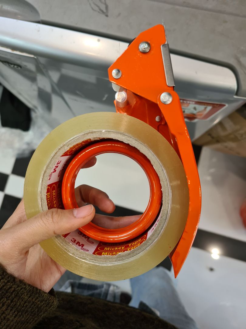 loại này là loại nhỏ, chỉ dùng được cuộn băng dính mỏng và mép giữ băng dính nhỏ nên băng dính hay bị rơi ra, mình phải độ thêm 1 đoạn bìa cứng để giữ cho chặt. nhìn chung nhẹ, cắt cũng tốt, phù hợp cho người có nhu cầu sử dụng ít.