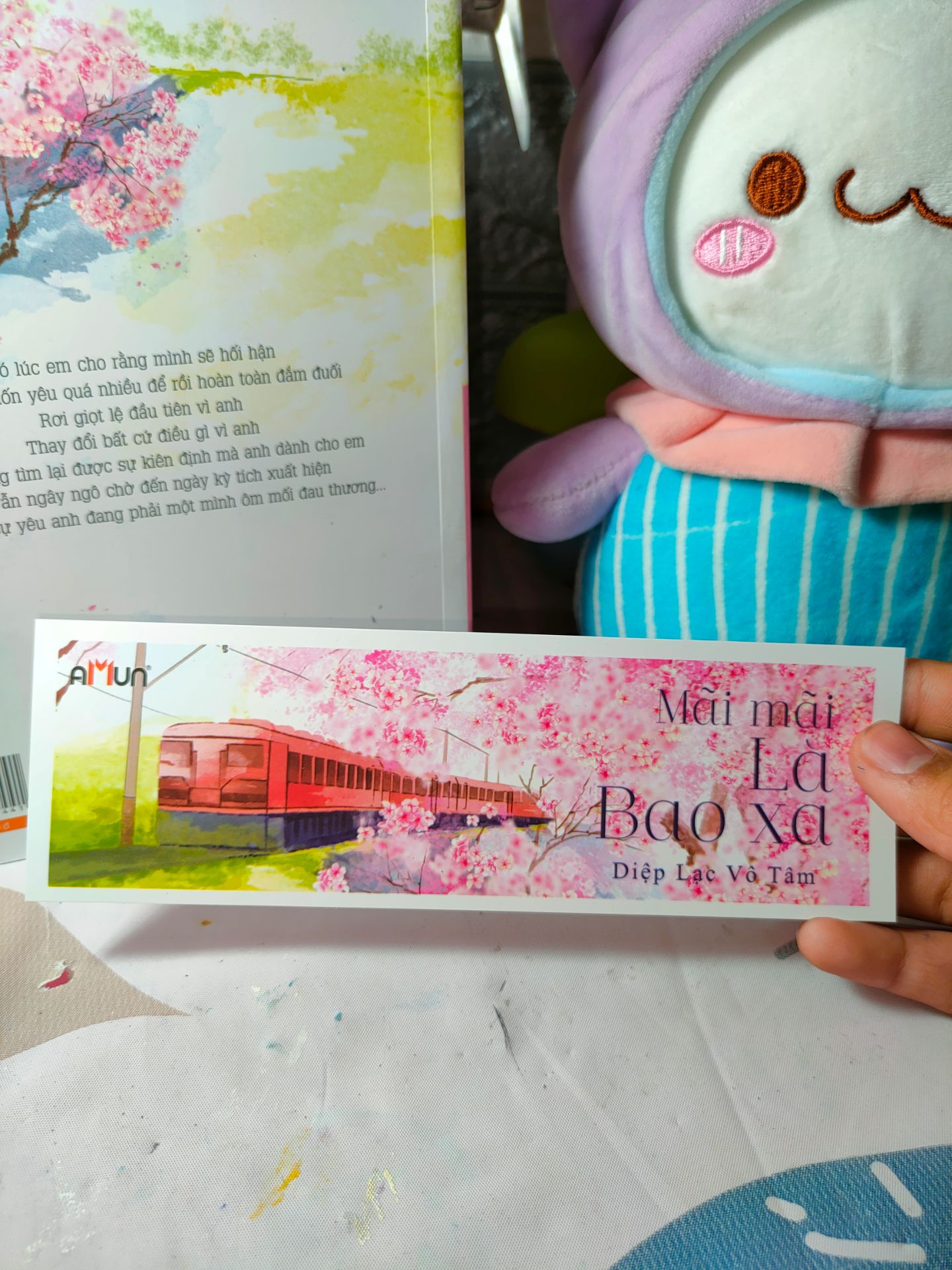 Sách nhìn xinh cực! 
_Cuốn này được bạn mik giới thiệu, lần đầu mua ngôn tình, không biết có j lạ hơn tiểu thuyết.
_Được tặng thêm postcard trong sách (xem hình). 
_Sách còn nguyên seal, nhìn chung thì ổn.
_Mik chưa đọc nên nội dung không rõ, mà đọc rồi thì cũng không spoil đâu.
_Nói chung thì rất okela ( Theo cá nhân mình )