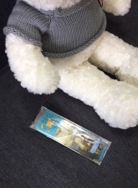 Bookmark đóng gói ok, có kèm hộp ở ngoài, kích thước to nhưng khi kẹp vào sách thì lại thấy xjnh vs ưng ưng ý , giao hàng nhanh