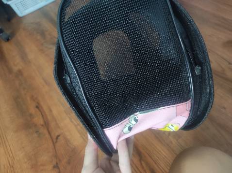 Form túi cứng cáp. Tuy nhiên vừa khui đồ ra thì 1 móc khoá đã gãy, móc khoá còn lại đang kéo cũng gãy luôn