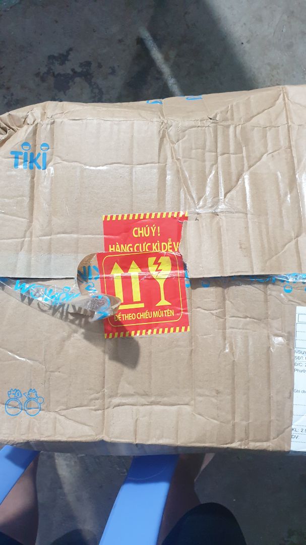 giao hàng rất nhanh, tiki còn cẩn thận dán dòng chữ "hàng cực kỳ dễ vỡ", rất chu đáo. thanks tiki rất nhiều vì giá quá tốt