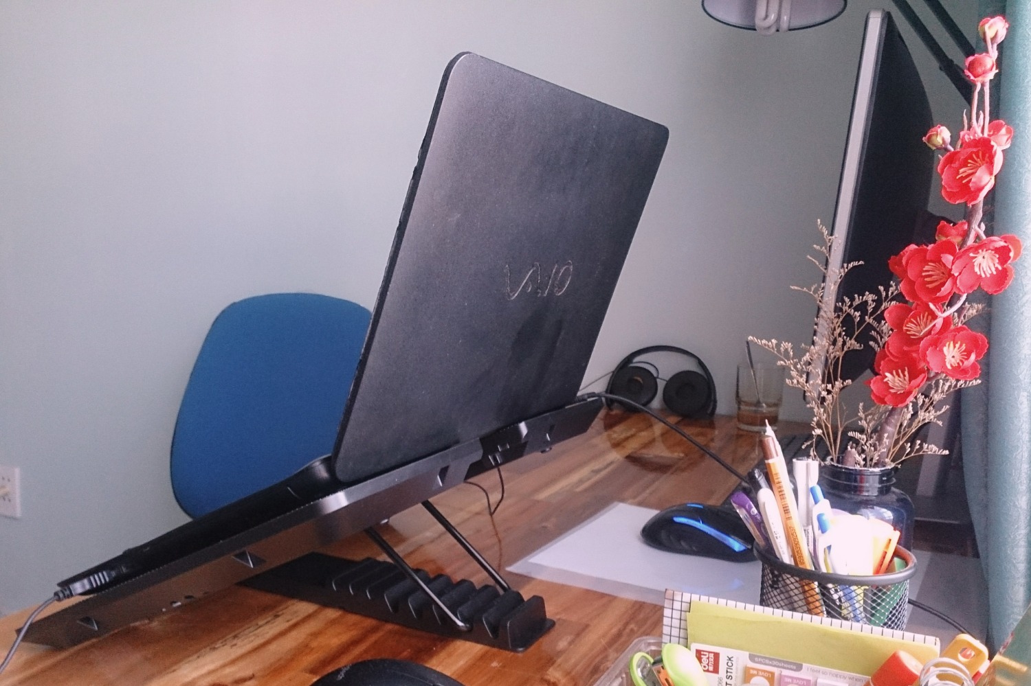 Chọn mua vì dễ thấy trong list :))) với lại thiết kế hợp ý:
- Mỏng, nhẹ, khá chắc chắn, thiết kế thoáng như hình nên đảm bảo dưới máy mát, hút gió mà chạy rất êm.
- Dây nguồn hơi mảnh, không sao cả, lại có cổng usb bù tới 3.0 nên thay vì nói là "mất 1 port usb 2.0" thì laptop "được nâng cấp 1 port usb lên 3.0" lận
- Chỉnh được độ cao nên đặt trên bàn thì ngang tầm màn hình pc, đặt trên bàn xếp thì độ cao vừa mắt ngồi bệt luôn, bàn phím dốc thuận tay nữa, đỡ lo kiếm đồ kê và sợ cúi đầu lâu hư dáng người, vậy nên mới nói đáng tiền lắm luôn.
Còn tiki bán hàng thì rất ưng ý đó giờ rồi, ord Chủ nhật, t2 có hàng.