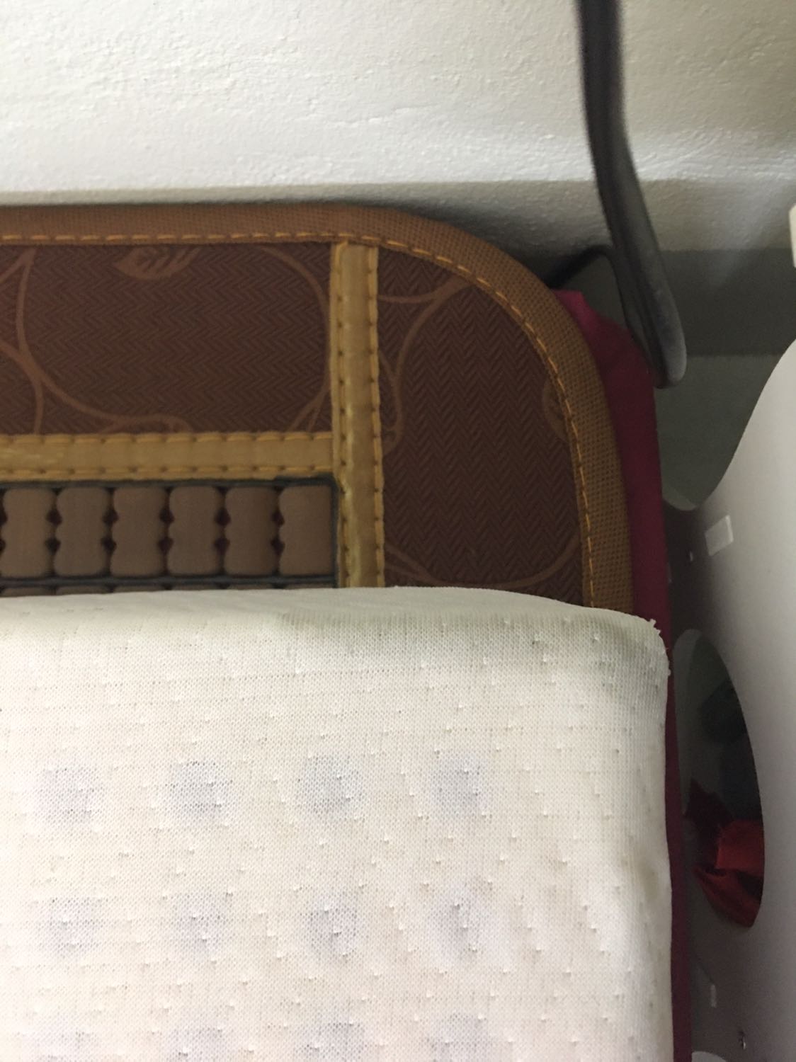 Chất lượng nệm thì okie rồi. Chia sẻ cho bạn nào chưa thử đệm trực tiếp. Đệm Vạn Thành sẽ cứng hơn đệm Liên Á. Cấp độ cứng tăng lên 1 độ luôn. Mình mới dùng nên cũng chưa quen về độ cứng của đệm này. Tiki thì giao hàng nhanh trước hẹn trên web, nhưng chú ý bọc đệm cẩn thận hơn. Vì lớp vỏ ngoài khó tháo ra giặt lắm tháo ra được lồng vào mất nhiều thời gian công sức. Nếu mua đệm mới mà bị bẩn khách sẽ rất không thích. Đệm nhà mình bị bẩn mấy chỗ. Mình chụp điển hình 1 chỗ điển hình.