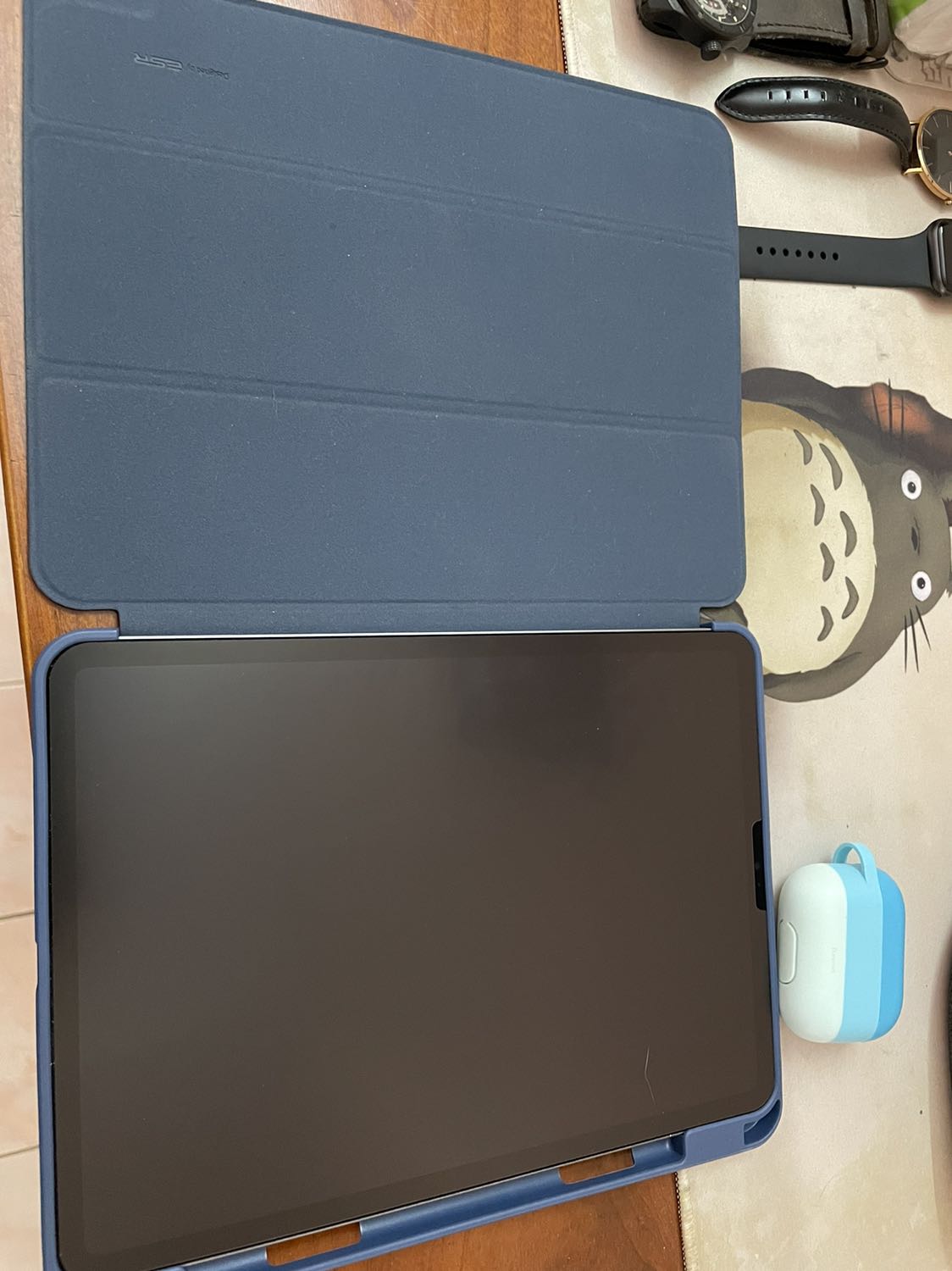 Chất lượng hoàn thiện tốt, cầm rất thoải mái. Tuy nhiên phần bề mặt có phần hơi bám mồ hôi mỗi khi mình dùng.