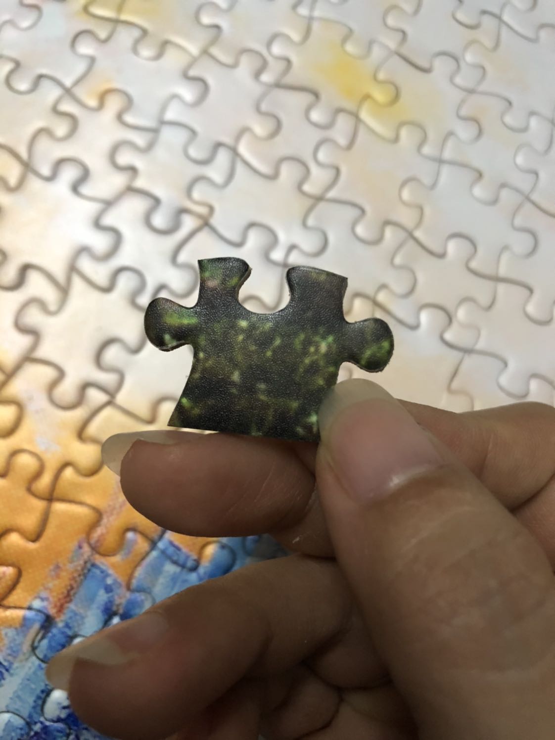 Tiki Giao hàng nhanh, nhân viên thân thiện, tranh đẹp, mức độ hơi khó nhưng mình thích vì cần tập trung mới có thể hoàn thành được. Tuy nhiên ghép xong thì thấy dư 1 miếng nhỏ không liên quan gì đến bức tranh, không biết 1 hộp nào đó có thiếu miếng ghép này không.