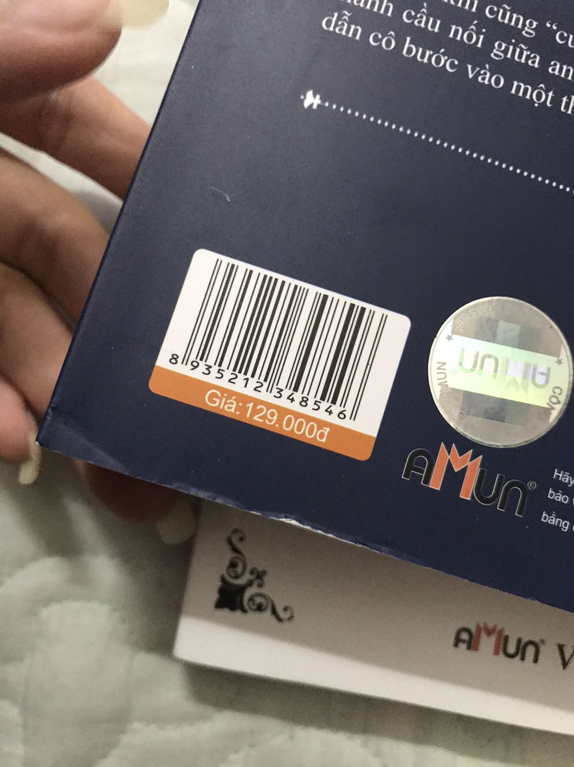 Phần rìa sách bị quăn, tuy nhỏ nhưng nhiều chỗ nên mình hơi xót chút, nhưng tổng thể còn mới nên nhìn chung vẫn ok ạ! Nội dung truyện thì hợp gu mình nên đỉnh khỏi bàn rồi >~< Ship siêu nhanh, order hqua hnay đã có rồi, nghe nói cuốn mình mua là cuốn bán lẻ cuối cùng ở thời điểm htai :”> nên thấy hơi đặc biệt, hơi vui vuii hjj