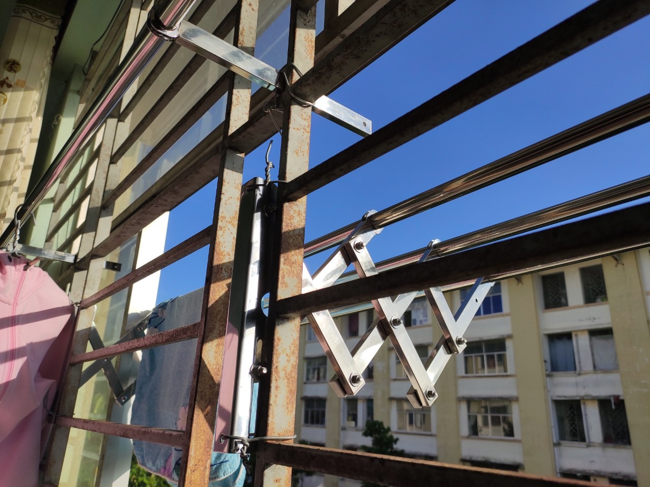 Giá Phơi Đồ Inox Co Giãn Thông Minh Prota - 120cm được làm bằng inox chắc chắn, tiện lợi, thích hợp cho chung cư, nhà có không gian nhỏ, trong hình do nhà mình phơi ngoài cửa sổ nên mình tháo bớt ra 1 cây, chỉ có 1 điểm trừ là các thanh phơi làm gần nhau quá, nên được thanh ngoài cùng, còn lại thì chỉ phơi được khăn thôi.