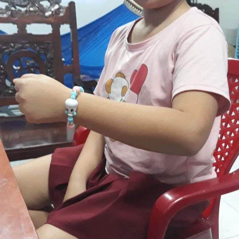 Vòng tay dễ thương, con gái mình mê mẩn cả ngày, đeo tay rồi làm hình mèo ***... Rát thú vị