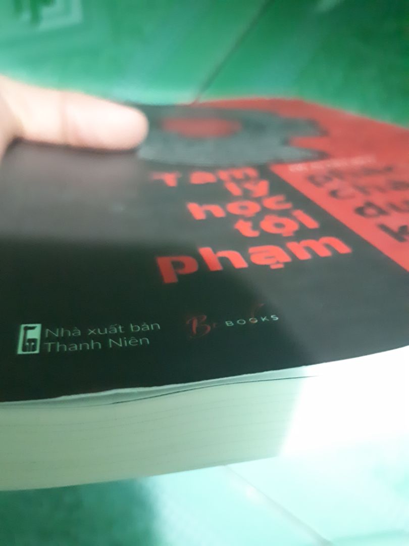 Tiki ko thể đóng gói cái hộp chắc hơn đc ạ. Hôm đấy mưa hộp gần như rách hết r. Mở ra nhìn mấy quyển sách mà em buốt hết cả ruột.  Sách bị gãy 1 goac kìa. Ở dưới còn hơi hơi bị lật nx. Nhưng đc cái giao hàng nhanh. Nói chung là cong, gãy sách là em đã ko thích r. Mua sách ở Tiki chưa bao h bị gãy lun sao lần này gãy r.