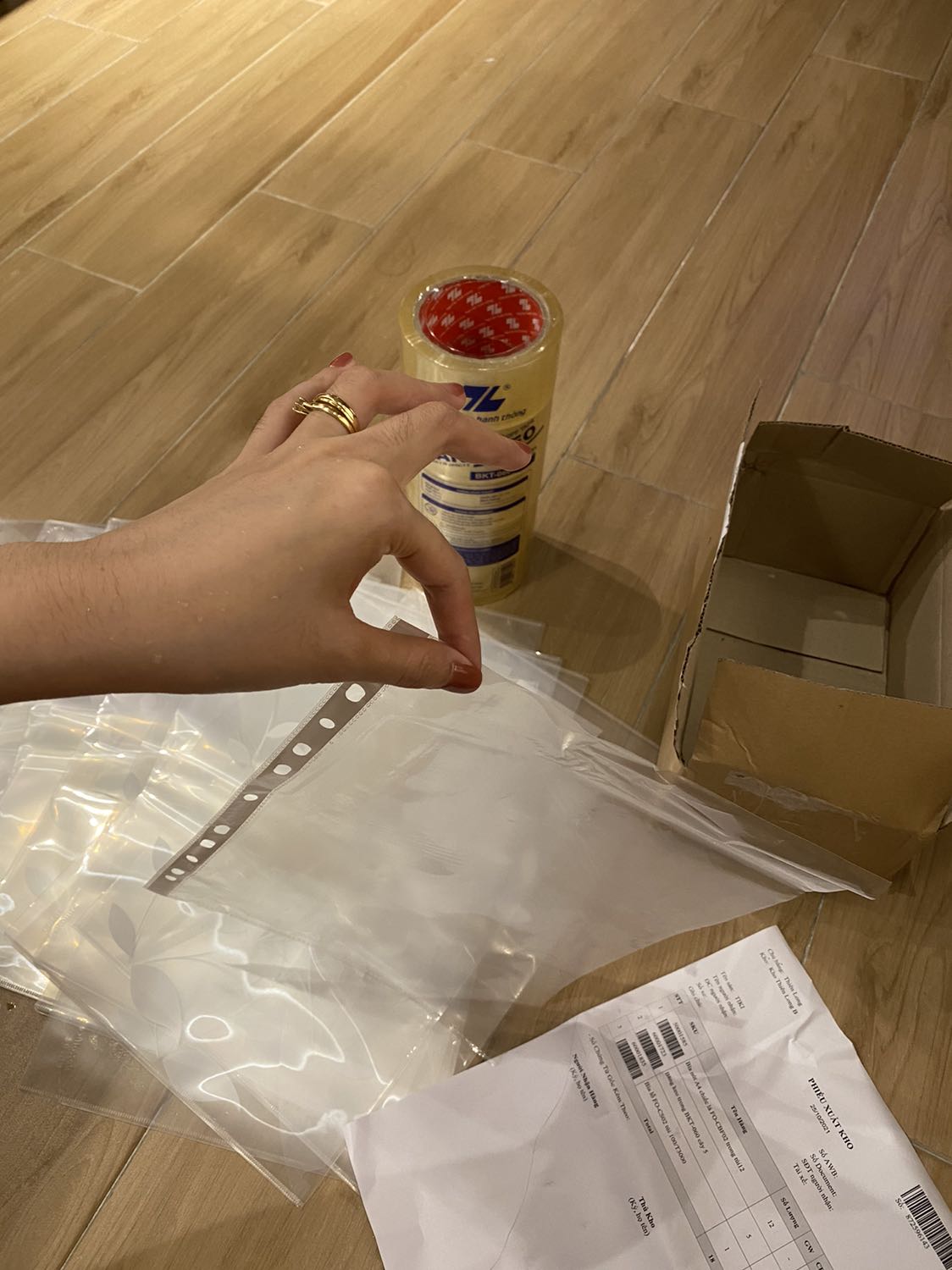 Thông tin hình ảnh là xấp 100 cái mà giao 1 cái bìa nilon vầy? ai mà bỏ 76k mua 1 cái bìa lỗ nilon?