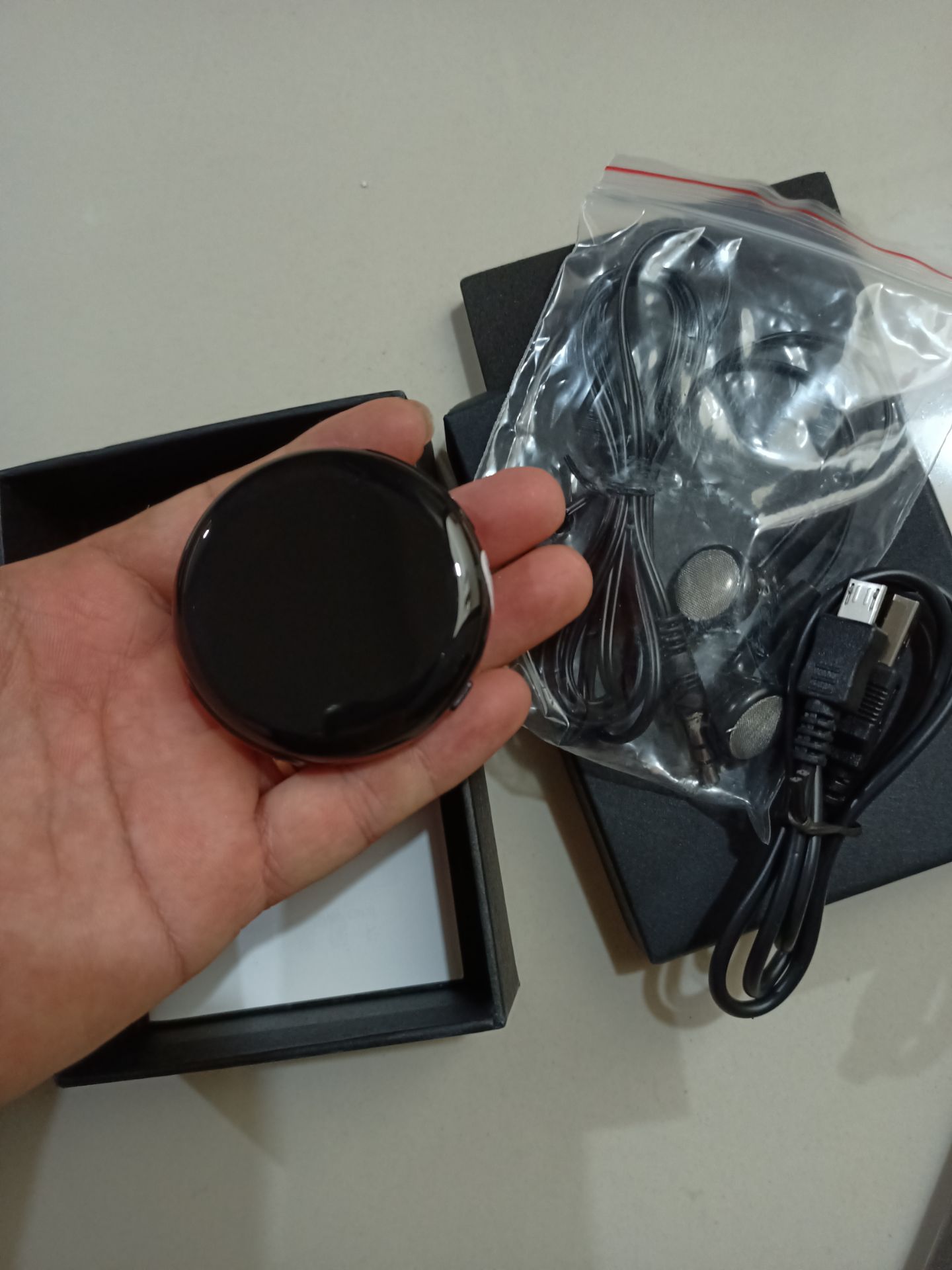 Hàng bình thường, dỏm không đẹp lắm. ai yêu công nghệ thì không nên mua sẽ thất vọng như mình đây. Đúng nghĩa hàng Trung Quốc luôn.