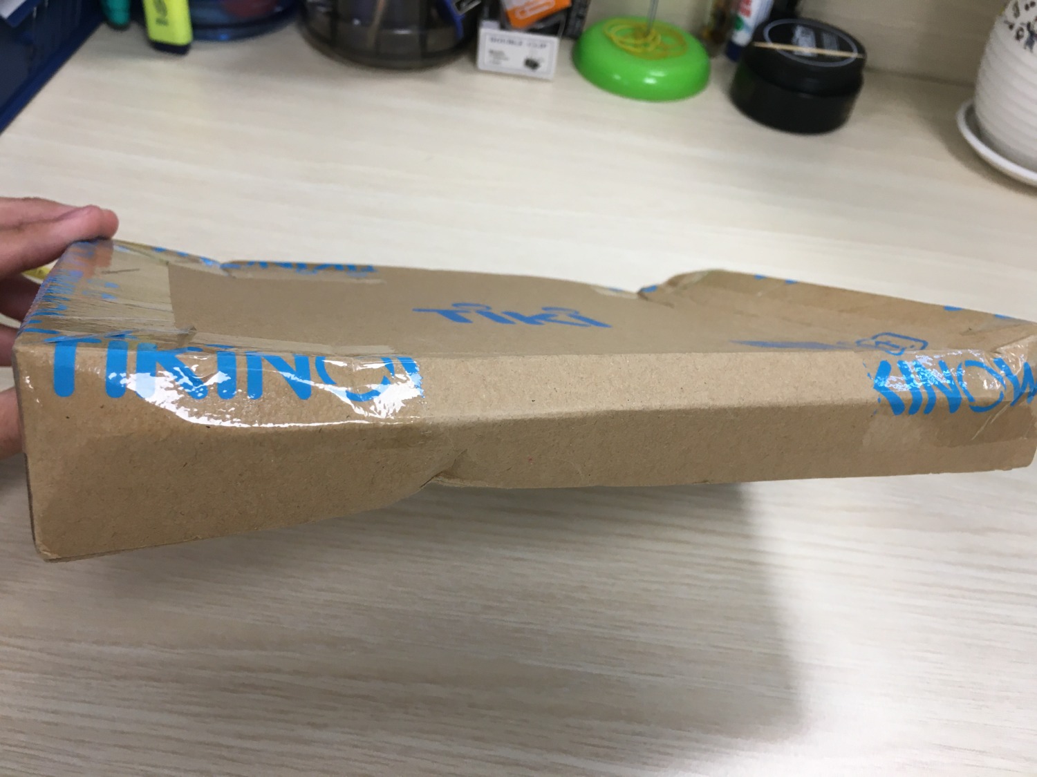 Giao hàng tương đối nhanh. Mình mua kèm với thẻ nhớ đóng gói hộp hoi méo mó có thể do quá trình vận chuyển. Nhìn chung sản phẩm tốt. Còn về độ bền thì phải chờ thời gian sử dụng mới biết được.